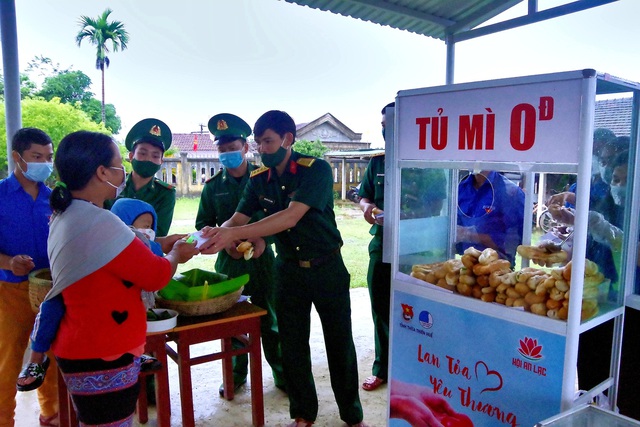 “Tủ mì yêu thương” ấm lòng đồng bào vùng biên giới ở Thừa Thiên Huế - Ảnh 6.