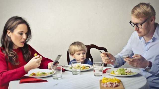 Phụ huynh tay không rời điện thoại kể cả khi ngồi ăn khiến con cái gặp phải vấn đề nghiêm trọng này  - Ảnh 1.
