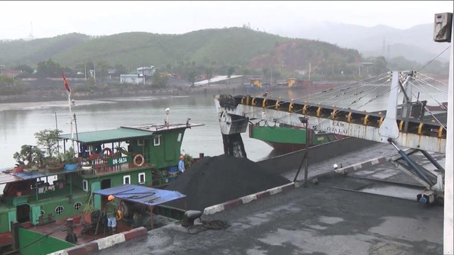 Quảng Ninh:Bắt khẩn cấp 4 cán bộ Công ty Tuyển than Hòn Gai - Ảnh 1.