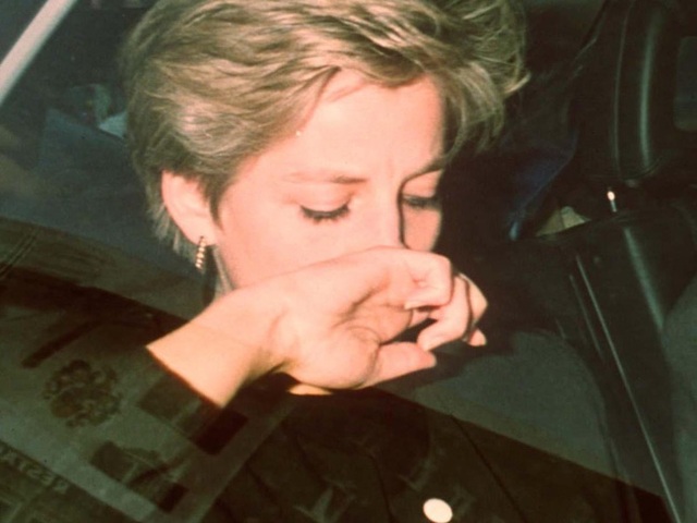 Khoảnh khắc Công nương Diana bật khóc trong xe hơi khiến triệu người đau lòng: Lý do đằng sau còn đáng thương hơn nữa - Ảnh 2.