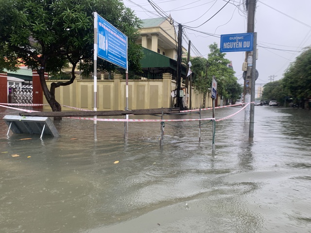 Mưa lớn dài ngày, nhiều địa phương ở Hà Tĩnh ngập nặng - Ảnh 5.