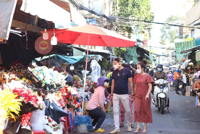 Sức mua yếu trước ngày Phụ nữ Việt Nam 20/10, tiểu thương chợ hoa Hồ Thị Kỷ than thở - Ảnh 4.