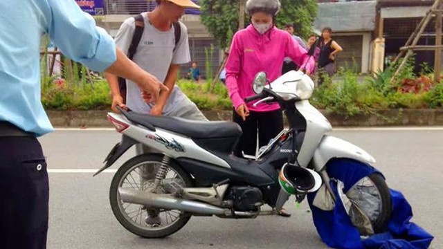 Giải cứu cháu bé mắc kẹt vào bánh xe máy vì áo mưa: Nguyên do bắt nguồn từ thói quen tai hại của cha mẹ - Ảnh 3.