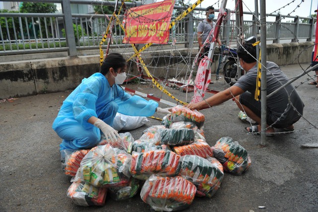 Chuyện về cô tiểu thư Sài thành lao vào &quot;điểm nóng&quot; cứu trợ người dân - Ảnh 3.