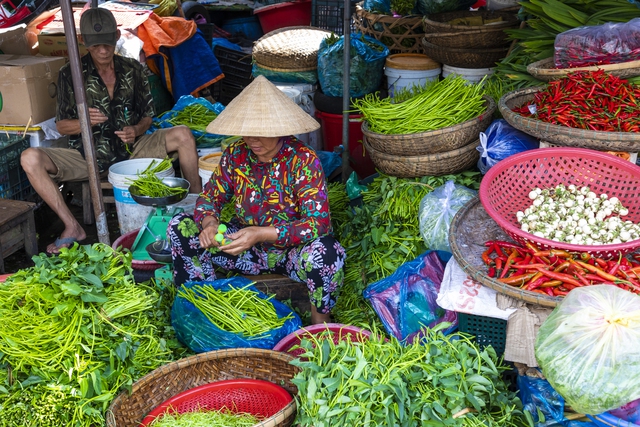 Sài Gòn mùa bình thường mới, “đi chợ” có dễ như bình thường - Ảnh 1.