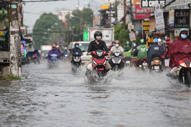 Nhiều tuyến đường ở Sài Gòn ngập nặng sau cơn mưa chiều ngày 20/10 - Ảnh 2.