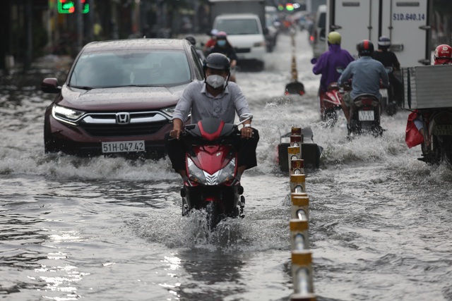 Nhiều tuyến đường ở Sài Gòn ngập nặng sau cơn mưa chiều ngày 20/10 - Ảnh 5.