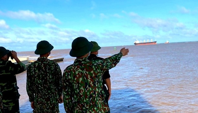 Cận cảnh tàu hàng cùng 20 thuyền viên mắc cạn ở vùng biển Quảng Trị - Ảnh 5.