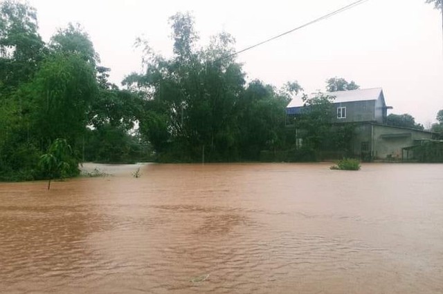 Thừa Thiên Huế mưa lớn kéo dài, ngập lụt nhiều nơi - Ảnh 3.