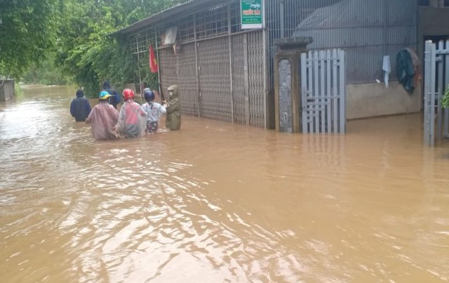 Thừa Thiên Huế mưa lớn kéo dài, ngập lụt nhiều nơi - Ảnh 2.