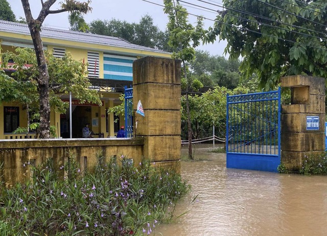 Thừa Thiên Huế mưa lớn kéo dài, ngập lụt nhiều nơi - Ảnh 4.