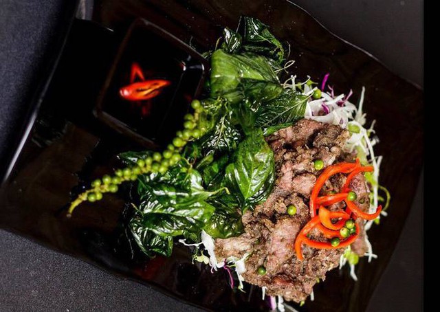 Ca sĩ Đăng Khôi làm bít tết với thịt bò Wagyu 2,8 triệu đồng/kg, nhưng thêm hạt tiêu xanh và thứ nước này món thịt bò sẽ mềm, không hôi, tuyệt ngon hơn nữa - Ảnh 6.
