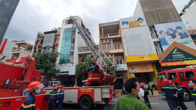 Giải cứu 17 người kẹt trong đám cháy lớn ở TP.HCM - Ảnh 1.