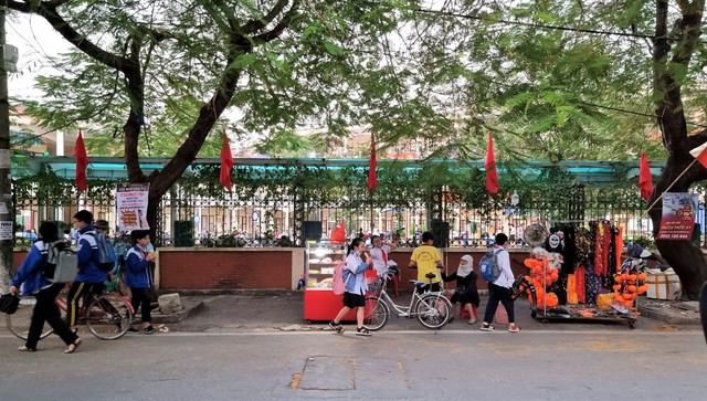 Hàng quán hàng bủa vây trường học ở Cát Bi, Hải Phòng - Ảnh 10.