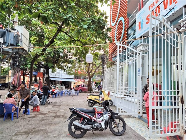 Hàng quán hàng bủa vây trường học ở Cát Bi, Hải Phòng - Ảnh 2.