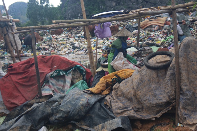 Thanh Hóa: Bãi rác quá tải, gây ảnh hưởng môi trường nghiêm trọng - Ảnh 2.
