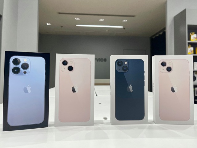 iPhone 13 xách tay &quot;bay giá&quot; hơn 10 triệu đồng chỉ sau vài ngày hàng chính hãng lên kệ - Ảnh 1.