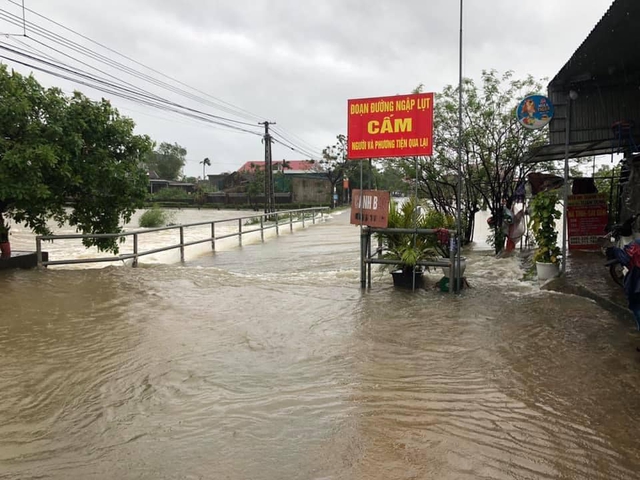 Mưa lớn, đường Quốc lộ 1A qua Hà Tĩnh bị ngập sâu - Ảnh 5.