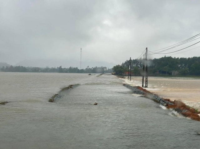 Mưa lớn, đường Quốc lộ 1A qua Hà Tĩnh bị ngập sâu - Ảnh 3.