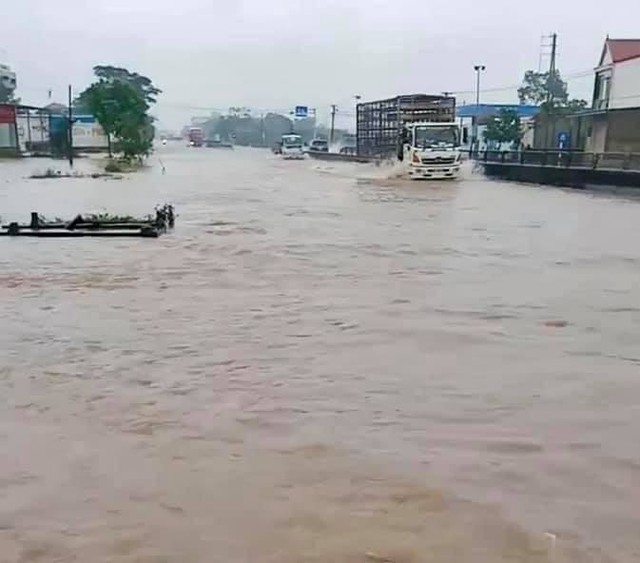Mưa lớn, đường Quốc lộ 1A qua Hà Tĩnh bị ngập sâu - Ảnh 2.