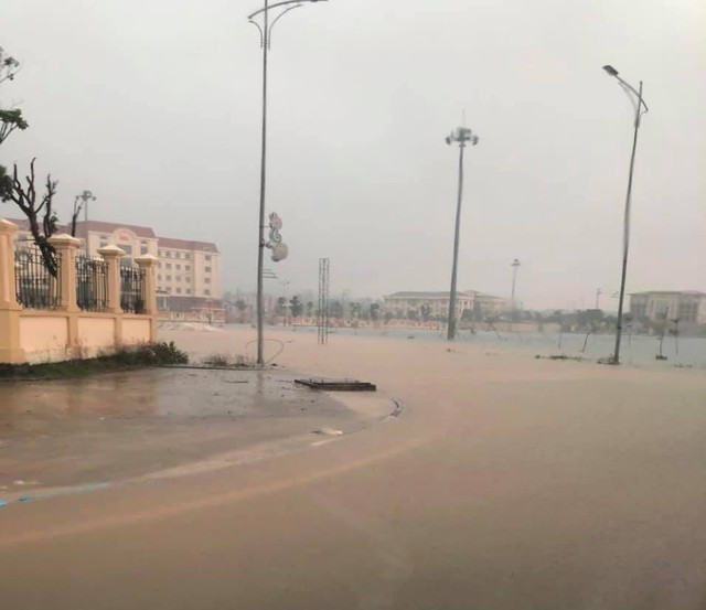 Mưa lớn, đường Quốc lộ 1A qua Hà Tĩnh bị ngập sâu - Ảnh 4.