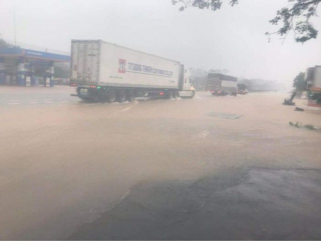 Mưa lớn, đường Quốc lộ 1A qua Hà Tĩnh bị ngập sâu - Ảnh 8.