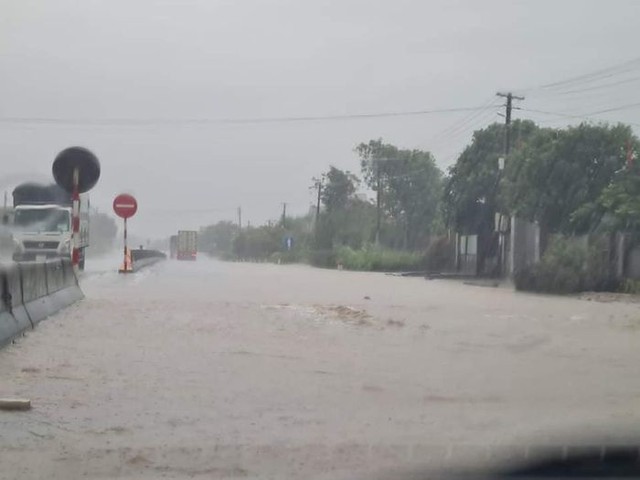Mưa lớn, đường Quốc lộ 1A qua Hà Tĩnh bị ngập sâu - Ảnh 7.