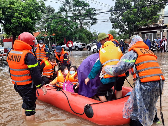 Quảng Trị: Nước lũ bất ngờ bủa vây, “giải cứu” hàng trăm học sinh - Ảnh 4.