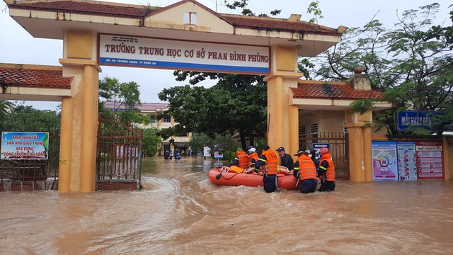 Quảng Trị: Nước lũ bất ngờ bủa vây, “giải cứu” hàng trăm học sinh - Ảnh 2.