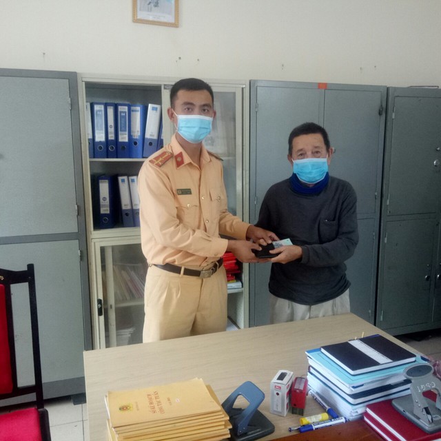 Một  CSGT ở Hà Tĩnh trao trả tài sản nhặt được cho người dân - Ảnh 1.