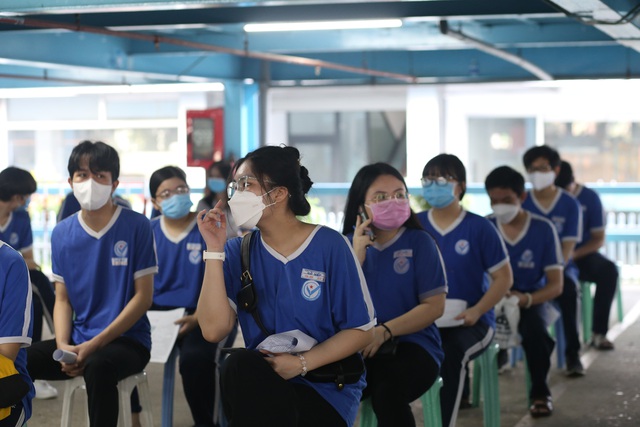 Hàng ngàn học sinh ở Gò Vấp háo hức trong ngày đầu tiên tiêm vaccine phòng COVID-19 - Ảnh 3.