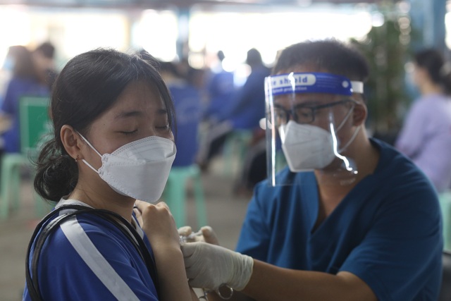 Hàng ngàn học sinh ở Gò Vấp háo hức trong ngày đầu tiên tiêm vaccine phòng COVID-19 - Ảnh 7.