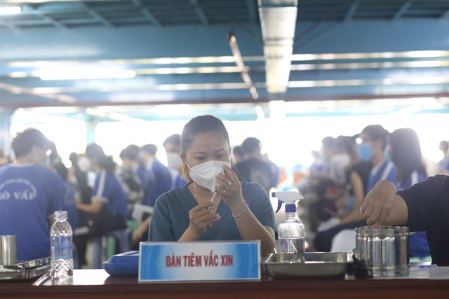 Hàng ngàn học sinh ở Gò Vấp háo hức trong ngày đầu tiên tiêm vaccine phòng COVID-19 - Ảnh 5.