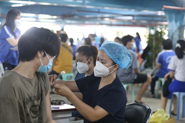 Hàng ngàn học sinh ở Gò Vấp háo hức trong ngày đầu tiên tiêm vaccine phòng COVID-19 - Ảnh 6.