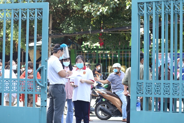 Hàng ngàn học sinh ở Gò Vấp háo hức trong ngày đầu tiên tiêm vaccine phòng COVID-19 - Ảnh 1.