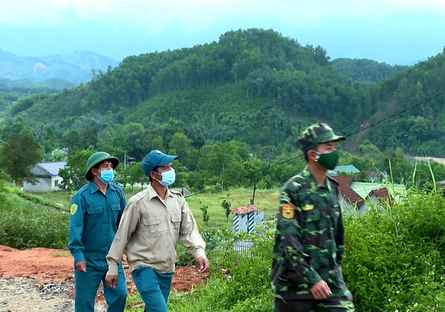 Dân quân tự vệ xung kích nơi tuyến đầu chống dịch COVID-19 - Ảnh 2.