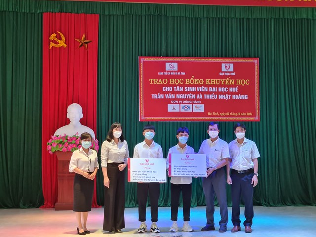 Đại học Huế trao học bổng cho hai sinh viên mồ côi ở Hà Tĩnh - Ảnh 1.