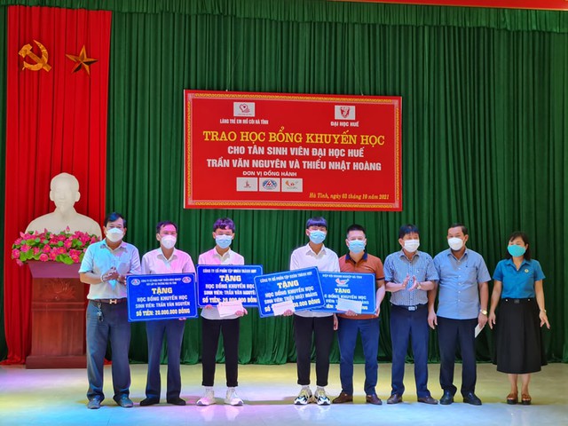Đại học Huế trao học bổng cho hai sinh viên mồ côi ở Hà Tĩnh - Ảnh 2.