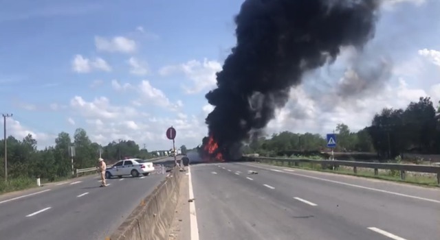 Quảng Trị: Xe tải tự gây tai nạn, bốc cháy dữ dội trên quốc lộ 1 - Ảnh 1.