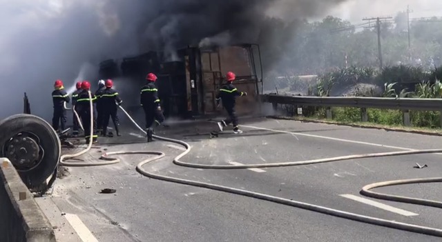 Quảng Trị: Xe tải tự gây tai nạn, bốc cháy dữ dội trên quốc lộ 1 - Ảnh 2.