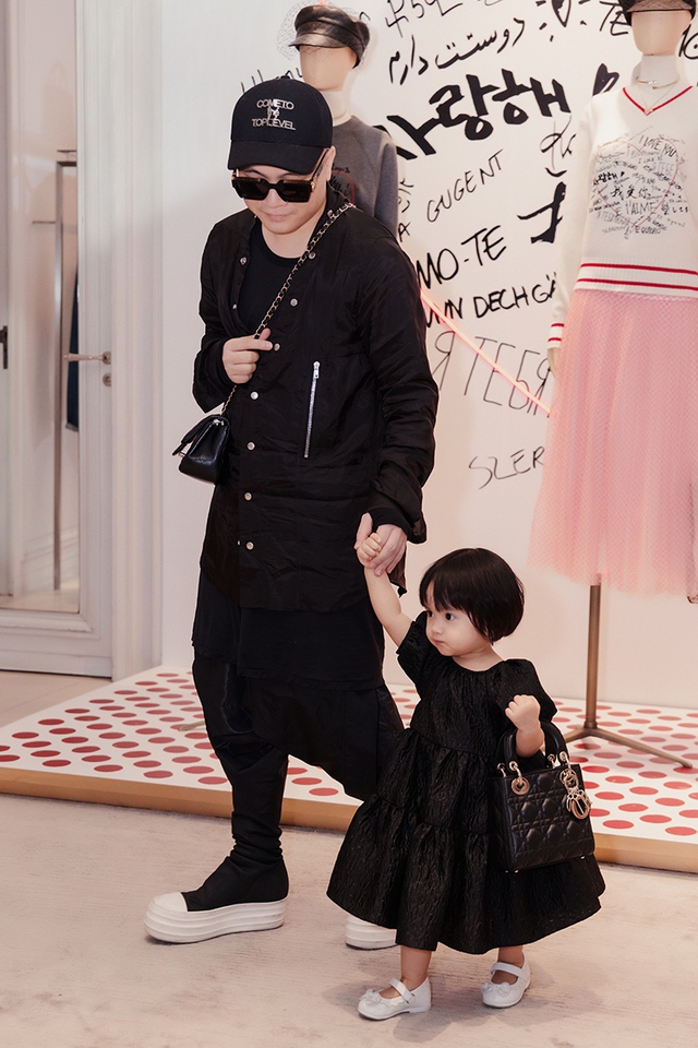 Bé Mymy diện túi Chanel dự sự kiện cùng bố.