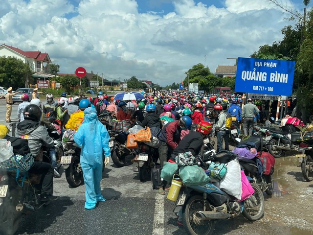 Lực lượng chức năng Huế, Quảng Trị căng mình hỗ trợ hàng nghìn người từ các tỉnh phía Nam về quê - Ảnh 8.