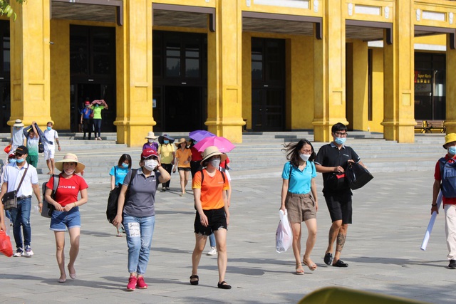 Quảng Ninh: Du lịch nội tỉnh nhộn nhịp trở lại - Ảnh 1.