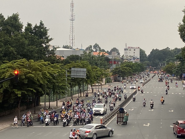 Người Sài Gòn hào hứng đến công viên tập thể dục, vui chơi - Ảnh 10.