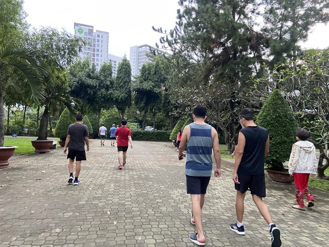 Người Sài Gòn hào hứng đến công viên tập thể dục, vui chơi - Ảnh 1.