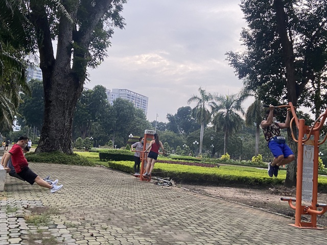 Người Sài Gòn hào hứng đến công viên tập thể dục, vui chơi - Ảnh 4.