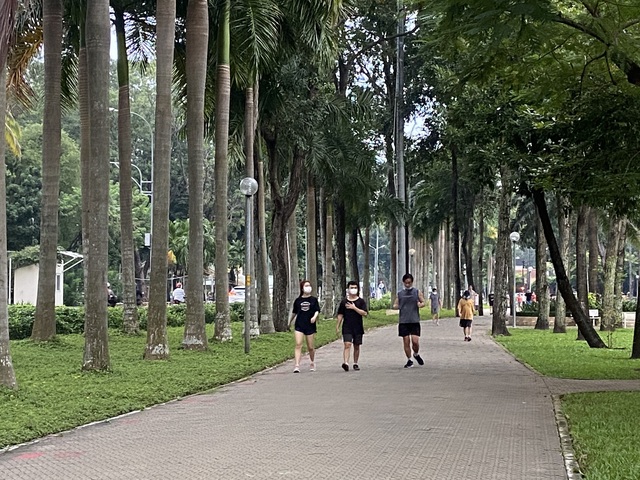 Người Sài Gòn hào hứng đến công viên tập thể dục, vui chơi - Ảnh 3.