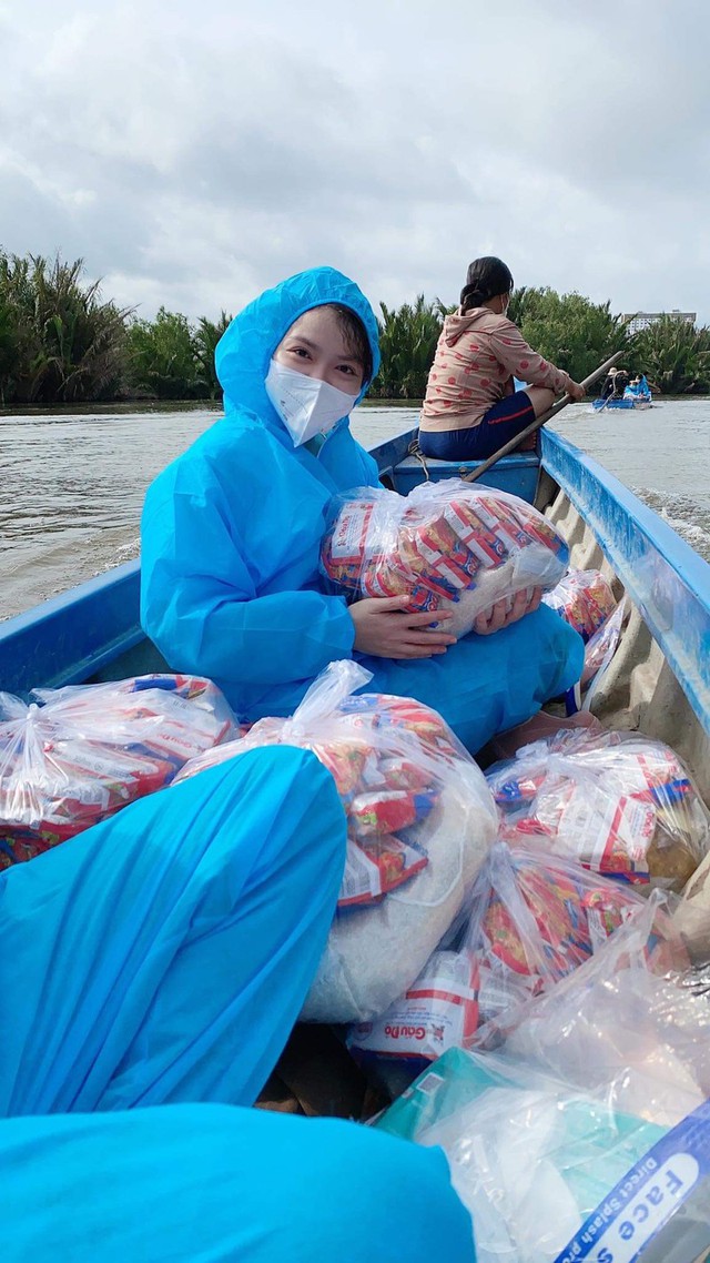 Diễn viên “Thương nhớ ở ai” trao thuốc miễn phí “F0 không cô đơn” - Ảnh 1.