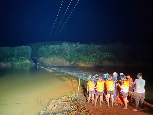 Quảng Trị: Xuyên đêm cứu hộ 3 người bị cô lập do đập nước chảy xiết  - Ảnh 2.