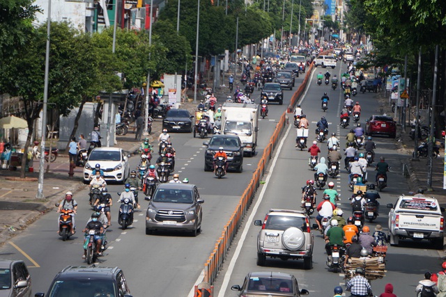 Sài Gòn nhộn nhịp trở lại, nhiều tuyến đường kẹt xe giờ cao điểm - Ảnh 10.